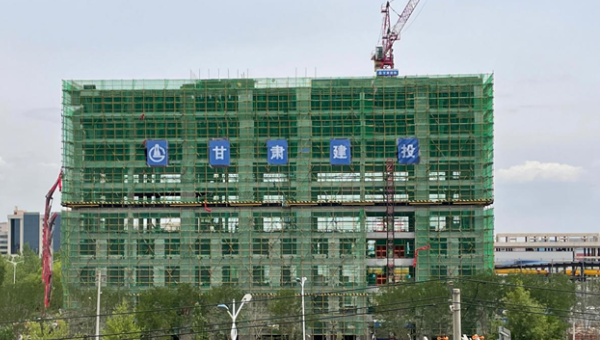 伴随着办公楼主体质量验收顺利通过，标志着甘肃省交科建设有限公司承建的兰州大宏兰州新区二期综合办公楼建设项目已迈向新的建设阶段。自开工以来，项目管理团队秉承“只争朝夕抢工期精心组织出精品”的理念，紧紧围