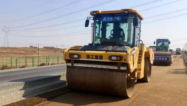 近日，兰州新区秦川园区X203线大中修工程项目现场忙碌起来，由甘肃建投路政建设科技有限公司负责的面层维修改造提升工作正加速推进。“X203线改造总里程达9.66km，现已投入压路机、铣刨机等机械设备5