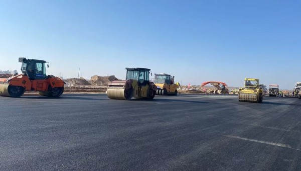 “保养工作一刻也耽误不得！”“今天说啥也得检修完，明天活还重着哩！”在如火如荼的施工现场，机械轰鸣声奏响奋进乐章，在这些繁忙场景背后，离不开甘肃建投路政公司对机械设备的高效维护保养，为一个又一个市政及